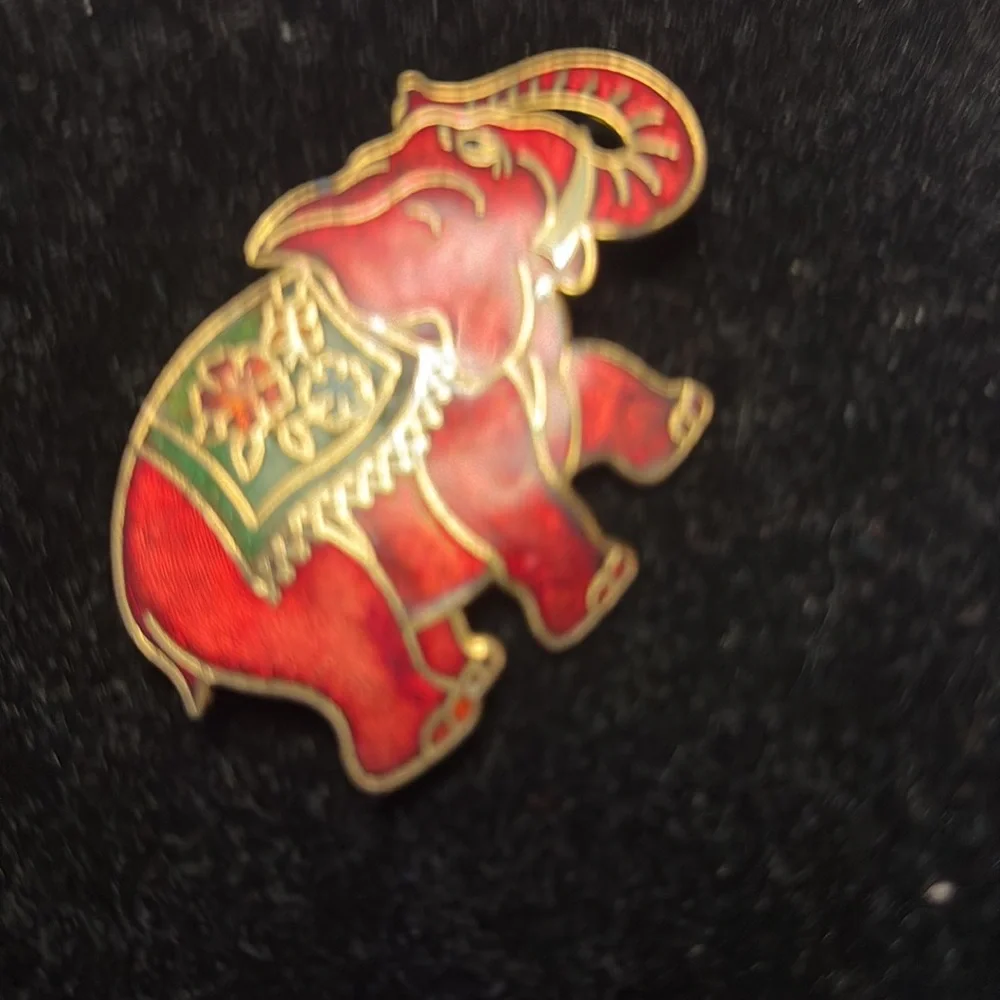 Unique enameled elephant pin - Picture 5 of 5